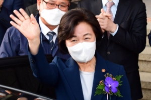 “영원한 저항은 있을 수 없다” 떠날 때도 檢 때린 秋