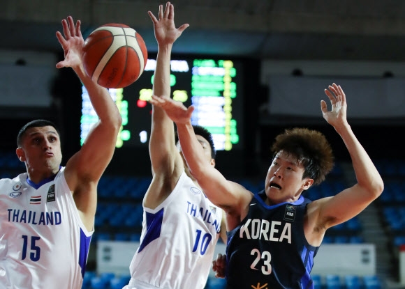 지난해 2월 서울 잠실학생체육관에서 열린 국제농구연맹(FIBA) 아시아컵 예선 A조 2차전 한국과 태국의 경기 1쿼터에서 전성현(오른쪽)이 골밑 돌파를 시도하다가 태국의 수비에 막히고 있다. 연합뉴스