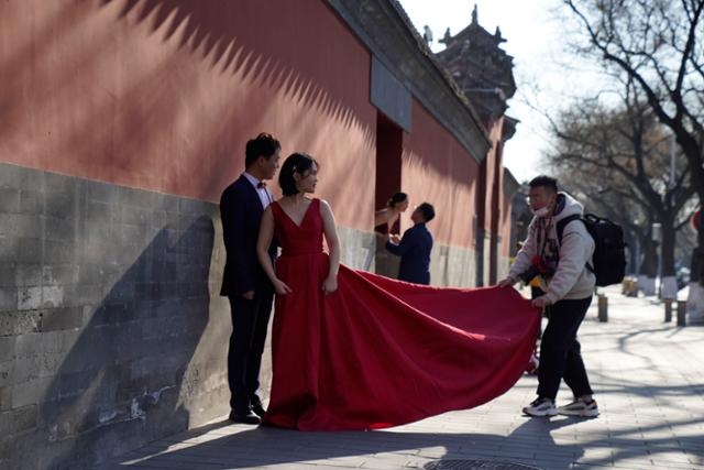중국 베이징 자금성 근처에서 결혼을 앞둔 커플이 웨딩촬영을 하고 있다. 베이징 AP 연합뉴스