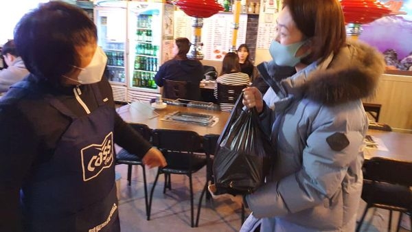 서울 광진구 양꼬치거리를 방문한 고민정(오른쪽) 더불어민주당 의원. 출처:고민정 페이스북