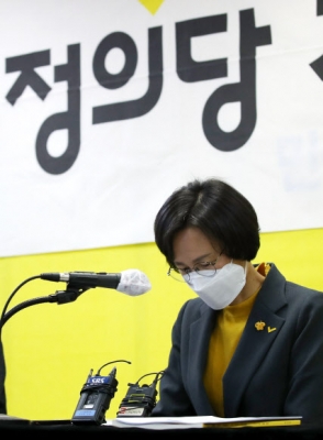 [포토] 강은미 원내대표, 정의당 전국위원회에 앞서 고개숙여 사과