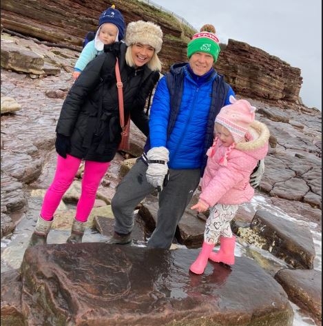 아빠와 해변을 산책하던 영국 웨일스의 네 살 소녀 릴리 와일더가 아빠 리처드, 엄마 샐리 앞에서 자랑스럽게 바위 위에 남겨진 공룡 발자국 화석을 손으로 가리키고 있다. 샐리 와일더 제공 영국 웨일스 온라인 캡처 