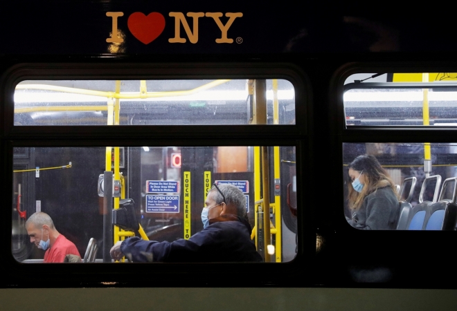 미국 뉴욕의 버스에 탄 승객들이 마스크를 쓰고 있다. 2020.11.13  로이터 연합뉴스