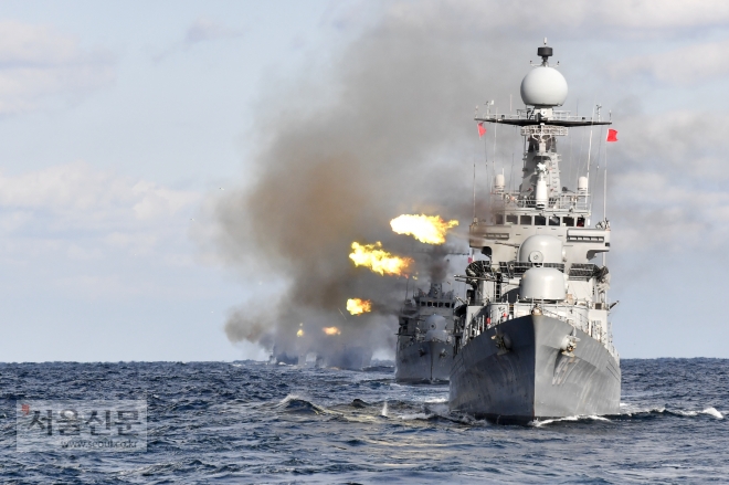 2함대 해상기동사격훈련에서 불을 뿜는 함정들. 해군 제공