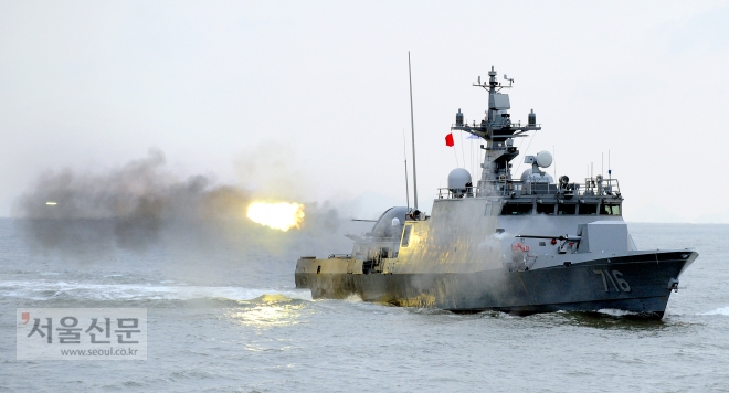 새로 도입된 윤영하함급 유도탄고속함이 76㎜ 함포와 40㎜ 함포를 발사하는 모습. 해군 제공