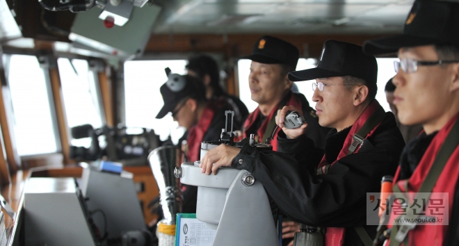 광개토대왕함 함교에서 훈련기동을 지휘하는 함장과 장교들. 해군 제공