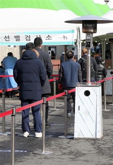 31일 오전 서울 중구 서울역광장에 마련된 신종 코로나바이러스 감염증(코로나19) 임시선별진료소에서 시민들이 검사를 기다리고 있다. 2021.1.31 뉴스1