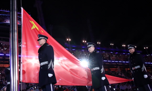 2018년 3월 18일 강원도 평창 올림픽스타디움에서 열린 2018 평창동계패럴림픽 폐막식에서 다음 개최지인 중국의 오성홍기가 게양되고 있다. 연합뉴스
