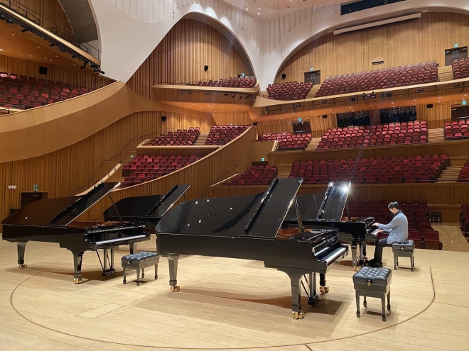 지난 25일 리사이틀을 하루 앞둔 피아니스트 선우예권이 서울 롯데콘서트홀 무대에 피아노를 꺼내 연주용 피아노를 고르는 모습. 마스트미디어 제공
