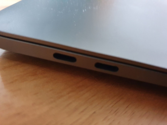 애플의 ‘M1 맥북프로 13인치’ 본체 왼쪽에 있는 USB-C 포트. 한재희 기자 jh@seoul.co.kr
