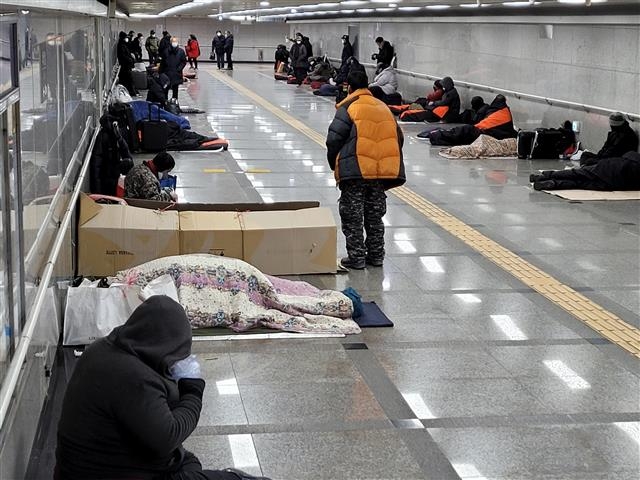 ソウル駅ホームレス支援施設を中心にコロナ19集団感染が広がり、去る29日行く所を失ったホームレス人がソウル駅内地下道路に座っている。
