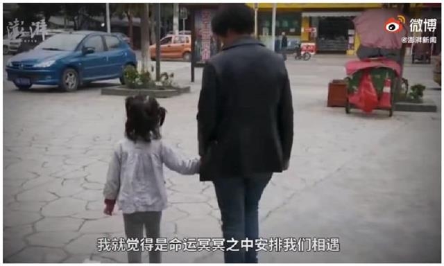 최근 중국에서 논란이 된 세 살배기 ´대리모 아동´ 샤오랑(왼쪽)과 보호자 우촨촨. 웨이보 캡처