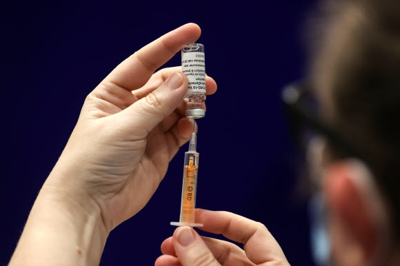 영국 뉴캐슬의 한 백신센터에서 30일(현지시간) 아스트라제네카 백신 접종이 진행되고 있다. 뉴캐슬 로이터 연합뉴스