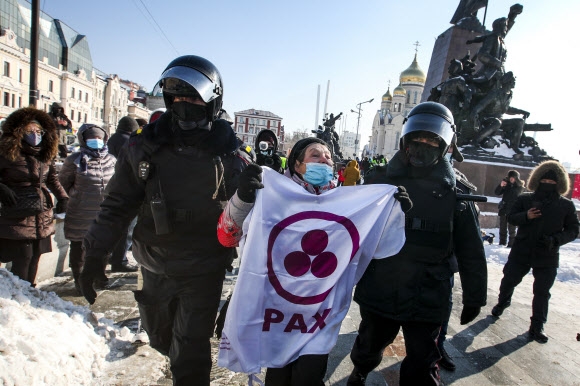 나발니 투옥 항의 시위자 연행하는 러시아 경찰