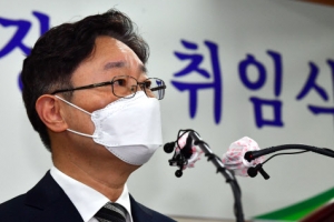 장관취임 박범계 만난 윤석열 “인사 얘기는 나오지 않아”(종합)