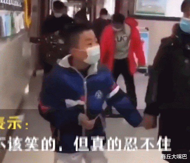 중국 웨이보에 ‘코로나19 항문검사를 받은 아이들’이라며 공개된 영상. 당국은 해당 영상이 가짜라고 발표했다.