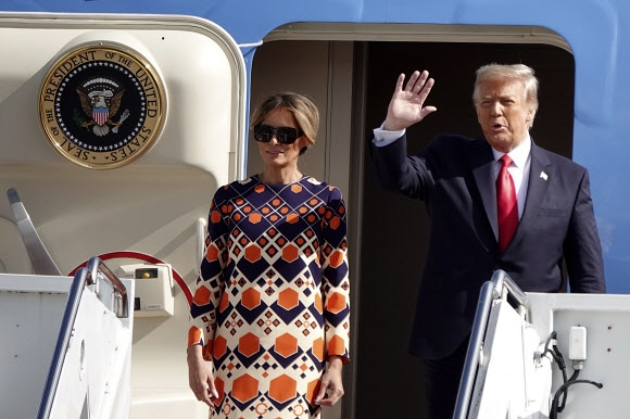 지난 20일(현지시간) 플로리다 공항에 도착한 도널드 트럼프 전 미국 대통령과 부인 멜라니아 여사.AP