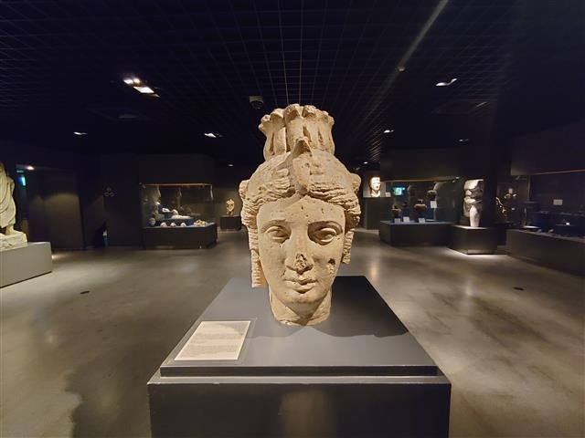 프톨레마이오스 시대 여왕의 두상.  알렉산드리아 도서관 소장