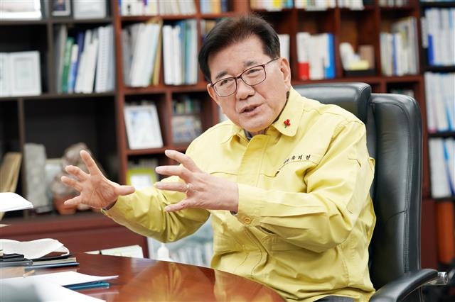 유덕열 서울 동대문구청장이 지난달 26일 구청 집무실에서 진행된 서울신문과의 인터뷰에서 교육 문제 해결과 동대문형 뉴딜사업 등 구의 미래 비전에 대해 설명하고 있다. 동대문구 제공