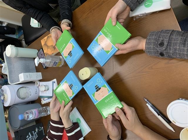 지난해 11월 서울 금천구 주민들이 만든 독서동아리 ‘햇살’ 회원들이 다 같이 ‘침묵의 바위’를 읽은 뒤 기념사진을 찍고 있다. 금천구 제공