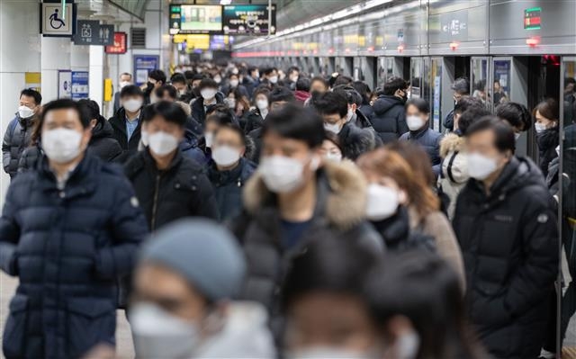 서울 지하철 광화문역에서 마스크를 착용한 시민들이 출근길 발걸음을 재촉하고 있다. 뉴스1