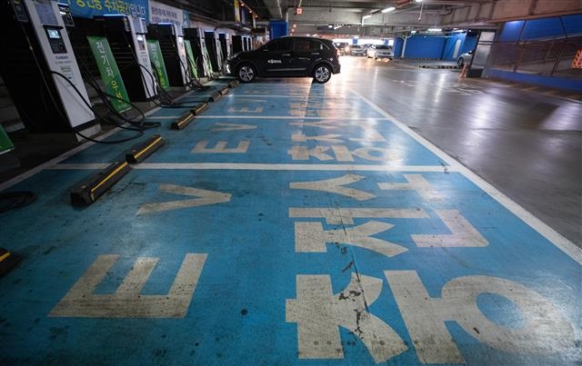 서울 시내의 한 대형쇼핑몰 주차장에 전기 자동차 충전소. 2021.1.21 뉴스1
