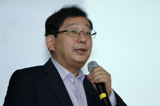 호사카 유지 세종대 교수가 지난해 11월7일 광주 광산구청에서 ‘강제노역 피해자의 인권을 통해 보는 오늘의 대한민국’을 주제로 공직자 역사·인권의식 증진교육 강연을 하고 있다. 연합뉴스