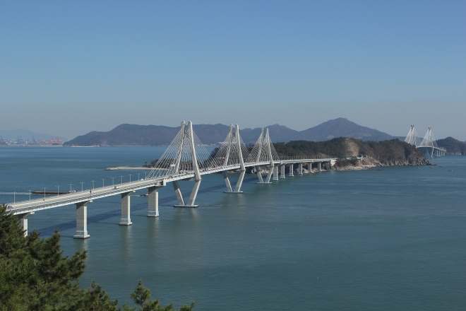 부산시 가덕도와 경남 거제시를 연결하는 민자도로 거가대교