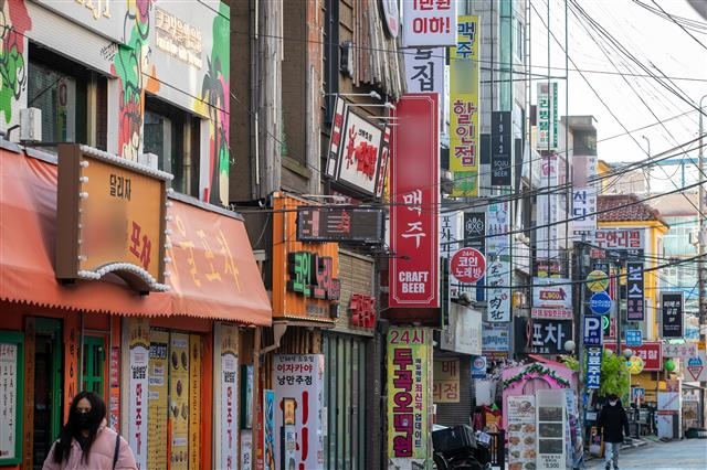 신종 코로나바이러스 감염증(코로나19) 예방을 위한 수도권 사회적 거리두기 2.5단계가 이어지고 있는 2일 서울 신촌 거리가 한산하다. 2021.2.2 뉴스1