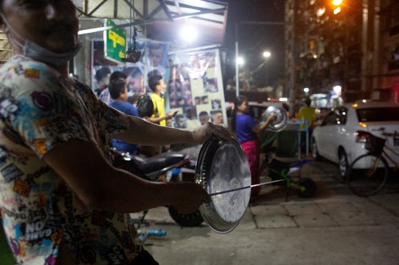 미얀마 수도 양곤에서 2일 밤 한 남성이 냄비를 두드리며 군부 쿠데타에 항의하고 있다.-양곤 로이터 연합뉴스