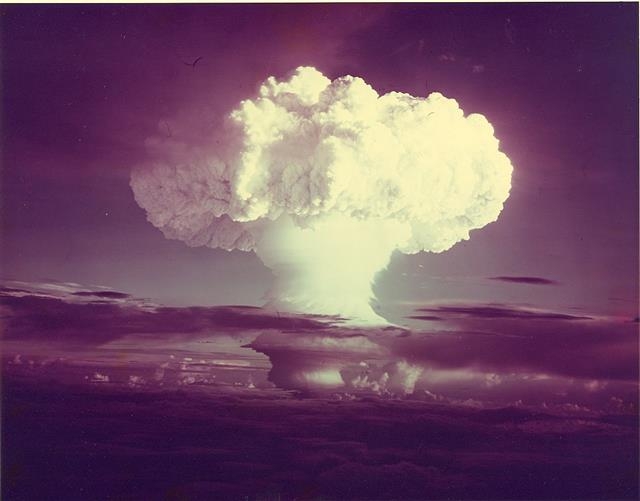 원자번호 99번 ‘아인슈타이늄’(Es)은 1952년 11월 1일 남태평양 마셜제도의 에니위탁 환초에서 암호명 ‘아이비 마이크’로 실시된 최초 수소폭탄실험의 낙진에서 발견됐다. 퍼블릭 도메인