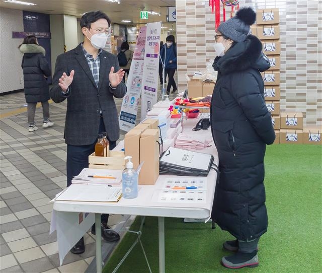 채현일(왼쪽) 영등포구청장이 지난달 28일 서울 영등포구 영등포구청역 지하 1층에 마련된 ‘설맞이 전통시장 공동구매 팝업스토어’ 행사장에서 판매직원을 격려하고 있다. 영등포구 제공