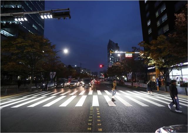 서울 성동구가 운영 중인 ‘성동형 스마트 횡단보도’. 집중조명·차량번호 자동인식·보행신호 음성안내 등 스마트기술이 집약됐다. 성동구 제공