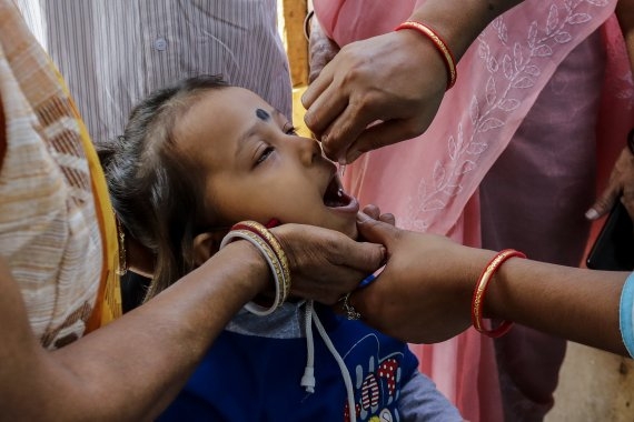 인도에서 코로나 검사 받는 어린이. 로이터=뉴스1