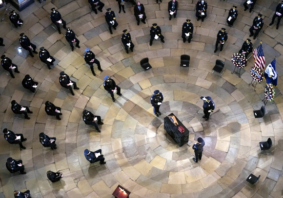 워싱턴DC 의회의사당 로툰다 홀에서 3일(현지시간) 의회 난입 참사로 숨진 의회 경관에 대한 추모식이 열리고 있다. AP