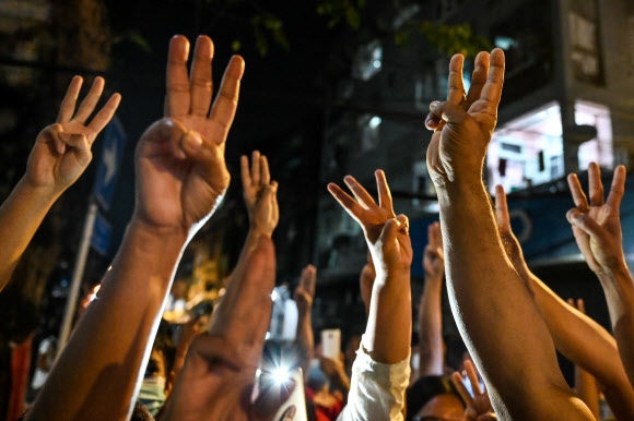 세 손가락 경례하며 군부 쿠데타 항의하는 미얀마인들