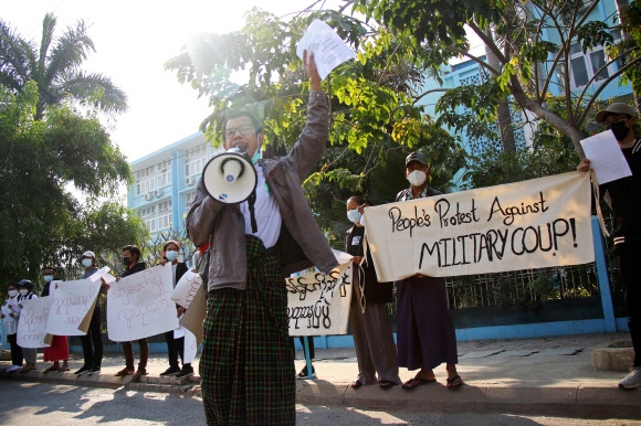 “군부 쿠데타 반대” 미얀마 첫 거리시위