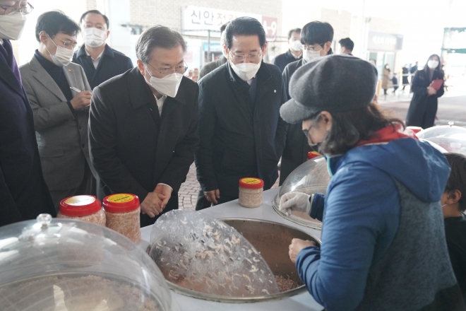 문 대통령이 5일 전남 신안군 임자대교에서 열린 ‘세계 최대 해상풍력단지 48조 투자협약식’ 후 신안젓갈 타운을 찾아 상인들과 대화를 하고 있다. 