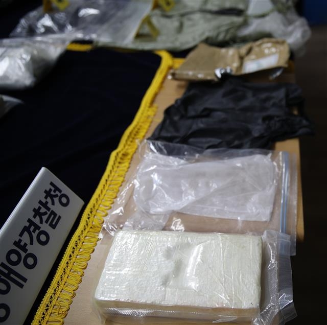 부산항에 들어온 외국 컨테이너선에서 시가 1050억원 상당의 코카인이 적발됐다. 2021.2.6 남해지방해양경찰청 제공
