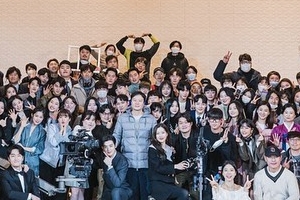 차은우가 올린 ‘여신강림’ 단체사진 노마스크 논란