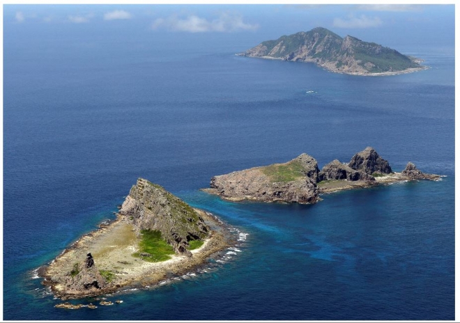 중국과 일본이 서로 자기네 땅이라고 주장하는 센카쿠 열도를 대표하는 세 섬들. 위로부터 우오쯔리 섬, 기타코지마 섬, 아래가 미나미코지마 섬. 교도통신 자료사진 