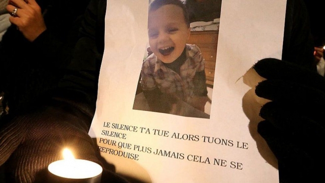 2016년 11월 세 살 소년 토니가 엄마의 남자친구에게 맞아 숨진 사실이 밝혀지자 프랑스에서는 뜨거운 추모 열기가 번졌다. AFP 자료사진 