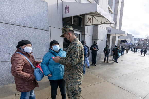 5일(현지시간) 미국 뉴욕의 뉴욕양키스 스타디움 접종소에 코로나19 백신을 접종하려 줄을 선 사람들. AP