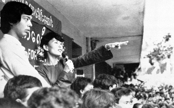아웅산 수치 미얀마 국가고문이 1991년 10월 14일 양곤에서 시민 수천명의 시위를 앞두고 연설하는 모습. 양곤 AP 연합뉴스 