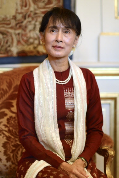 2012년 프랑스 파리에서 외교장관과의 회담을 앞두고 있는 아웅산 수치 미얀마 국가고문. 파리 AFP 연합뉴스 