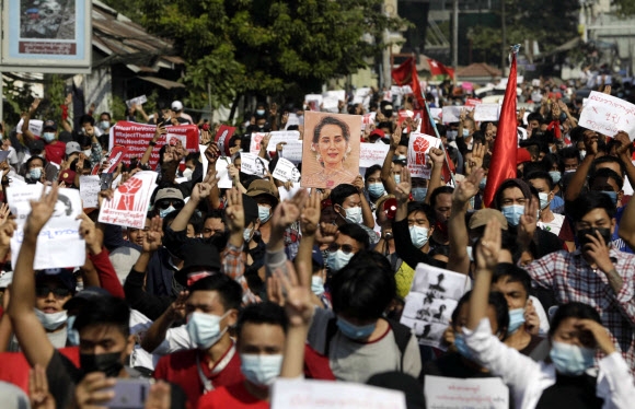 7일(현지시간) 미얀마 최대 도시 양곤에서 시민들이 군부 쿠데타에 항의하며 시위를 벌이고 있다. 양곤 EPA 연합뉴스