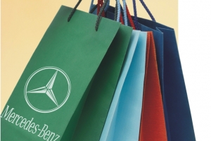 명품에 푹 빠진 ‘MZ 세대’… 수입차·샤넬백으로 ‘플렉스’