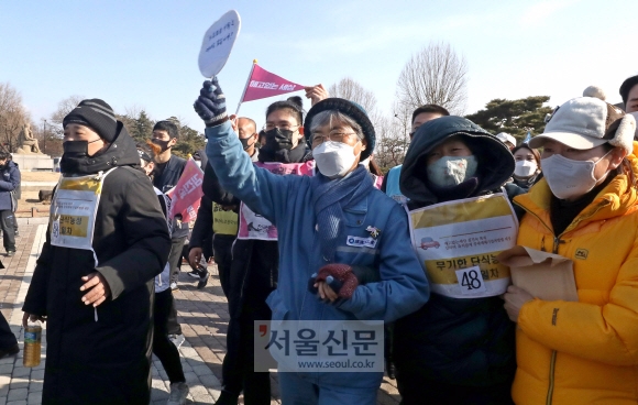 한진중공업 마지막 해고노동자인 김진숙(앞줄 오른쪽 세 번째) 민주노총 부산본부 지도위원이 자신의 복직을 촉구하며 청와대 분수대 앞에서 48일 동안 단식을 한 활동가들과 인사를 나누고 있다. 박윤슬 기자 seul@seoul.co.kr