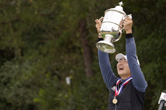 지난해 12월 US오픈 골프에서 김아림이 대역전극을 거두며 우승한 뒤 우승컵을 들어 올리며 기뻐하는 모습. AP 연합뉴스