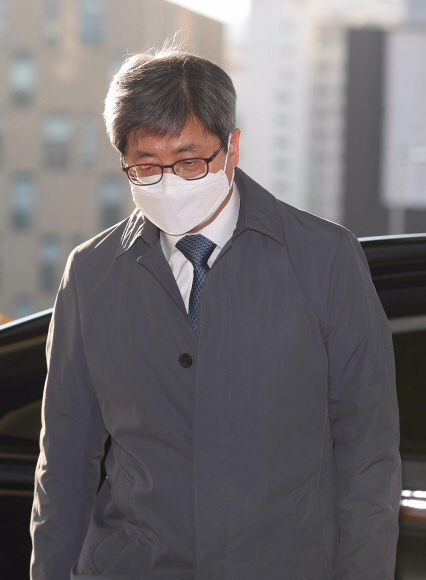 김명수 대법원장이 8일 오전 서울 서초구 대법원으로 출근하고 있다. 2021. 2. 8 <br>박윤슬 기자 seul@seoul.co.kr